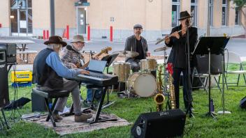 Deering coretet band performing on grass at the UC Davis Health evening reception