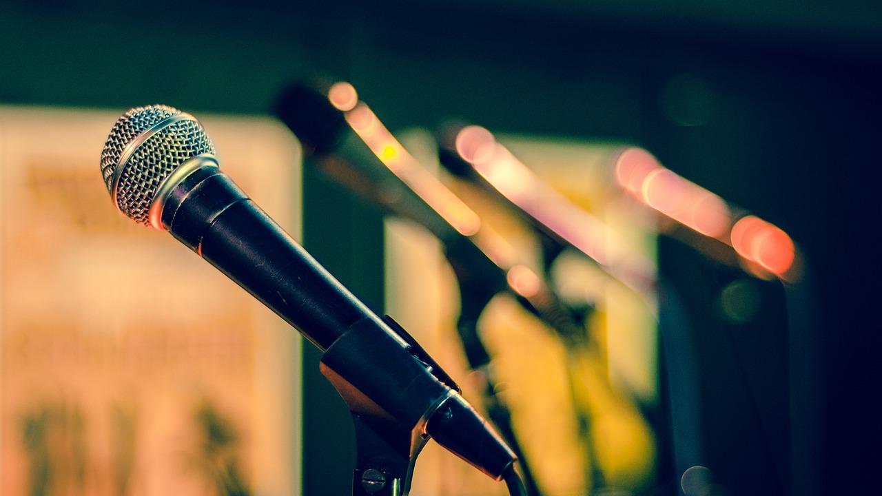 Microphone standing up